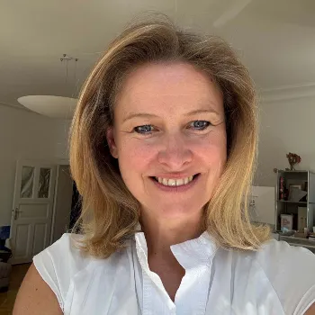 Julia	Schmitt-Thiel